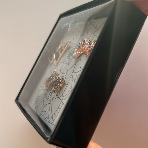 BNIB Quo Set of 3 Earrings Halloween Spiders, Witch Hats, Pumpkins w Giftbox - Picture 2 of 3